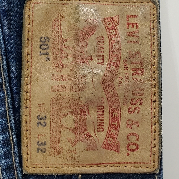 Levis 501's in a dark wash. 32W - Picture 5 of 11